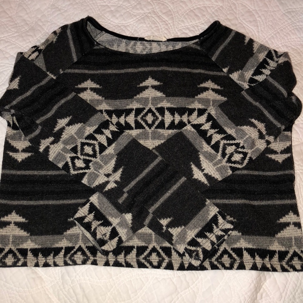 Slightly cropped long sleeve top